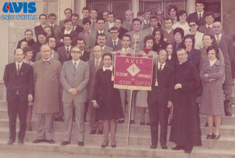 Foto di Gruppo con Labaro Avis Osio Sopra 30 Ottobre 1971